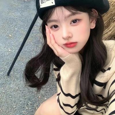 高墙、黑色与帅小伙